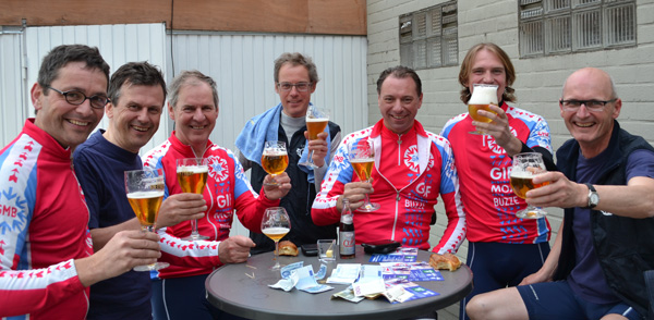 Ook blijkt dat enige jaren ervaring bij de GMB toch vereist zijn om treffelijk met een bier van hoge gisting te poseren.