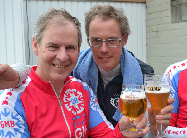 Paul en Jan tonen dan ook nog eens vakkundig voor hoe het wel moet en maken Kwaremont en Petrus blij.