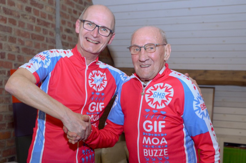 Roger Decock, ouds levende winnaar ven de Ronde van Vlaanderen en de centrale figuur van de 100ste Ronde, heeft beslist om zijn kennis te delen met de wielertoeristen club GMB. De voorzitter was er als de kippen bij om Roger hun opvallend fuchsia truitje te schenken. Professionele uitstraling is het begin van het succes, mompelde Roger.