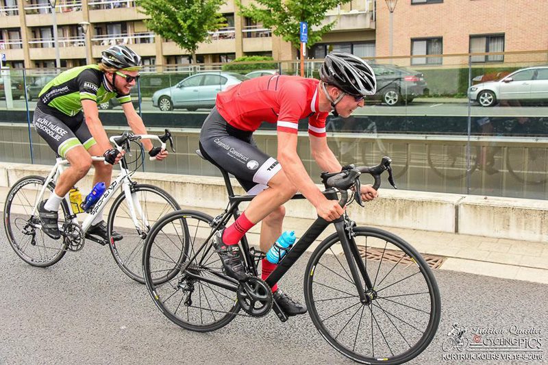 Het rode kereltje kwam zopas terug van de Embrun-man, in de Hautes-Alpes, een thriathlonnetje met in de fietstocht (180 km) alleen al 4250 hoogtemeters…Dus op de tanden bijten om het peloton voor te blijven.