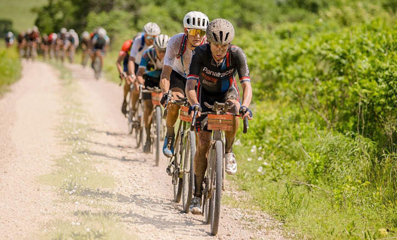 Gravelraces zijn weliswaar niet voor doetjes, maar het sociale aspect en de ambiance gaan voor op de competitie.